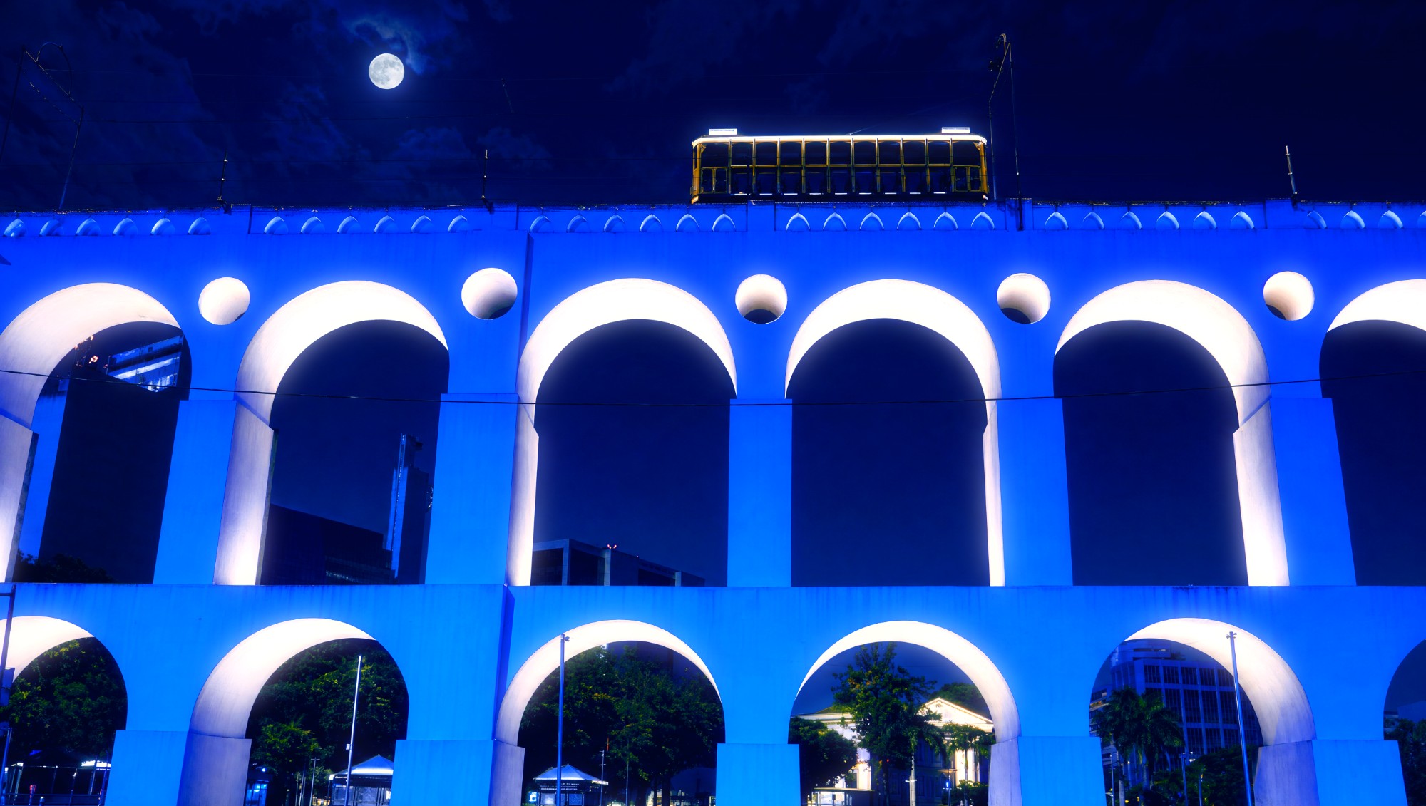 Arcos da Lapa iluminados à noite
